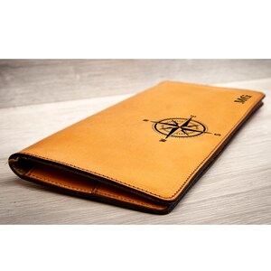 Personalisierbarer Reisedokumentenhalter aus Leder: das perfekte Accessoire für alle, die gerne stilvoll und praktisch reisen.