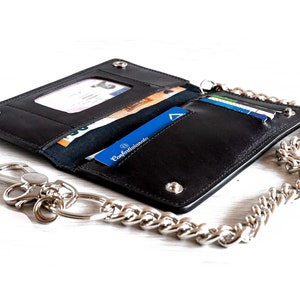 Cartera biker de piel única y personalizada con cadena de metal.