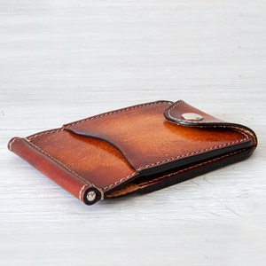 Cartera de cuero para hombre con clip para billetes: compacta, elegante y funcional.