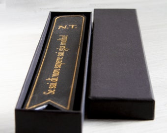 Segnalibro elegante nero con goffratura dorata compreso di confezione regalo.