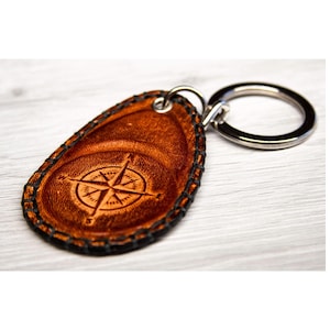 Porte-clés artisanal en cuir cousu main, rose des vents, cadeau pour petit ami, cadeau pour mari, porte-clés personnalisable