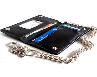 Cartera biker de piel única y personalizada con cadena de metal.