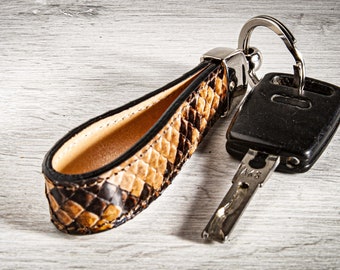 Porte-clés en cuir de python, un cadeau élégant pour homme ou femme.