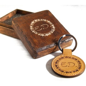 Porte-clés en cuir personnalisé avec initiales gravées au laser, adapté à la voiture, à la moto, à la maison, avec boîte cadeau en bois