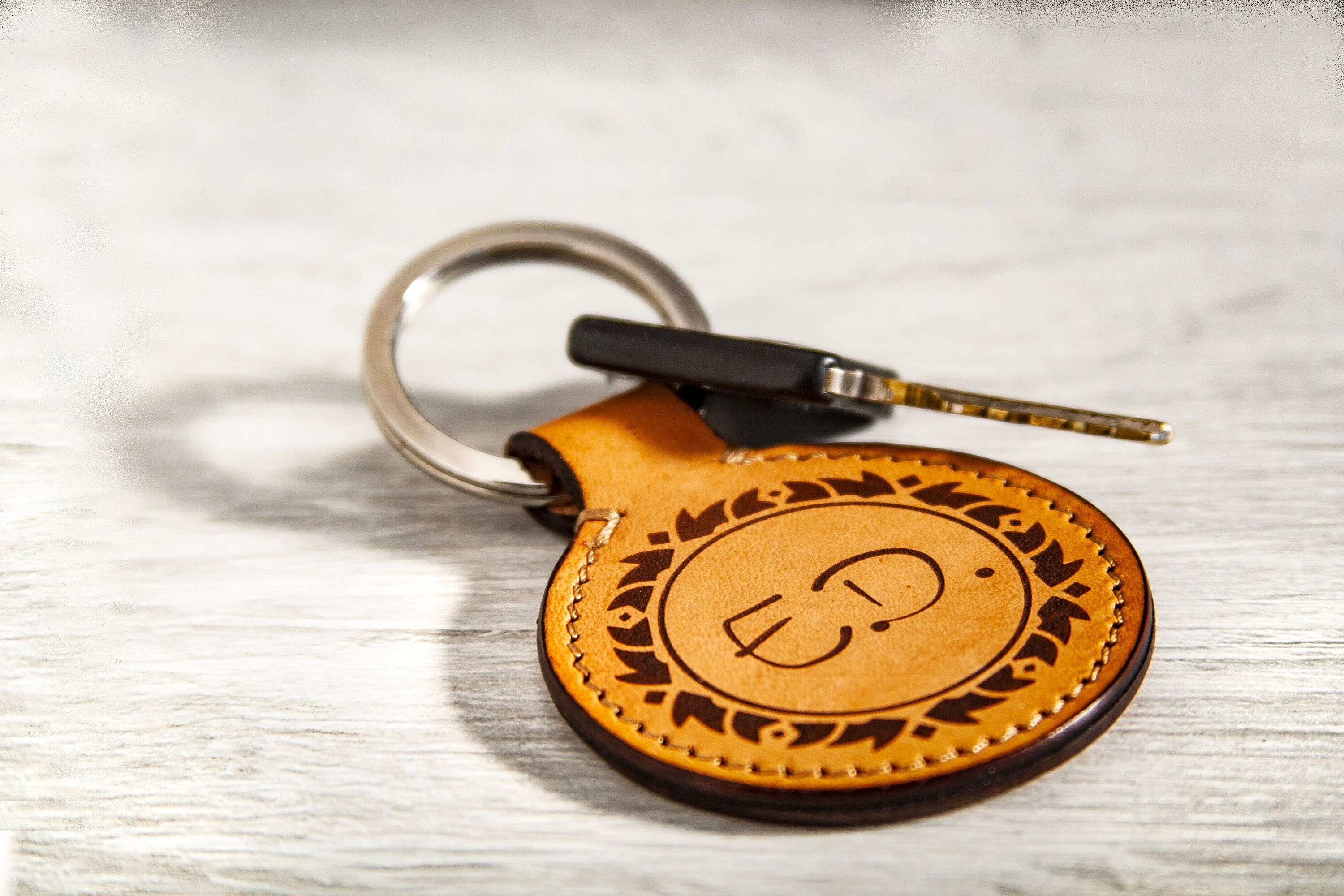 Personalisierten Leder-Schlüsselanhänger Mit Initiale | Handgefertigt In Spanien | 7x5 Cm | Für Damen & Herren
