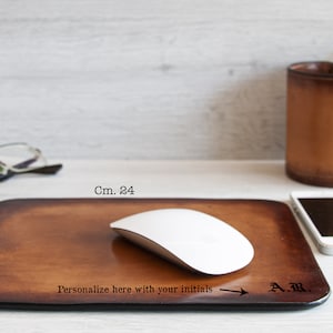 Customizable leather mouse pad, coupled with quality non-slip rubber, laser engraved for a unique working experience!