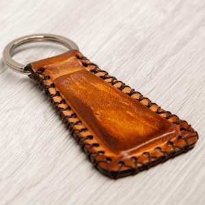 Porte-clés en cuir cousu main personnalisable, le cadeau idéal pour un anniversaire ou pour la prochaine Saint-Valentin.