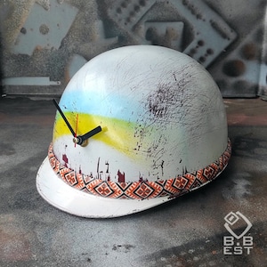 Exquisito reloj de mesa "Maidan" / Casco de plástico de un constructor ucraniano / Casco de seguridad soviético / Edición limitada