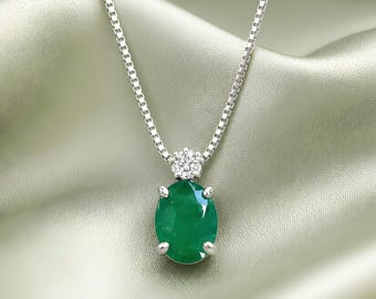 SMARAGD • Hangerketting van 18kt witgoud met smaragd en diamant