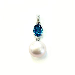NIGHT • Pendant in 18kt white gold with faceted blue topaz and pearl