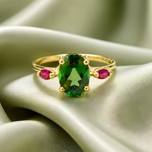 ROSA VERDE • Ring in 18kt yellow gold with green tourmaline and rubies