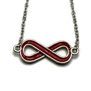 Puede incluir: Un collar de cadena de plata con un colgante de símbolo de infinito rojo.