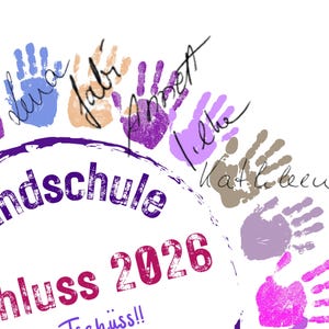 Op de afbeelding: Een witte achtergrond met kleurrijke handafdrukken en handgeschreven namen. De tekst "Grundschule Abschluss 2026...und Tschüss!!" staat in een cirkel. De handafdrukken zijn in tinten blauw, paars, roze en bruin.