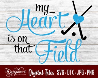 Può includere: Un design grafico blu e nero con il testo "My heart is on that field" e un cuore con due bastoni da hockey incrociati dietro.