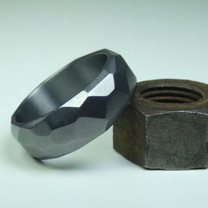 Anello in tantalio puro sfaccettato in modo solido realizzato a mano su tutto il perimetro. Anello da uomo.