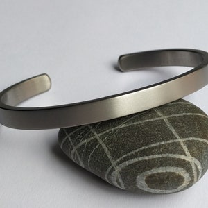 Brazalete de titanio de grado 5 macizo de 6 mm de raza.