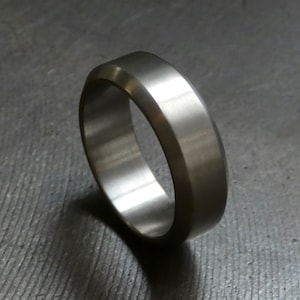 Massief grade 2 titanium ring 7mm breed met afgeschuinde randen. Heren ring. Heren sieraden. Titanium ring.