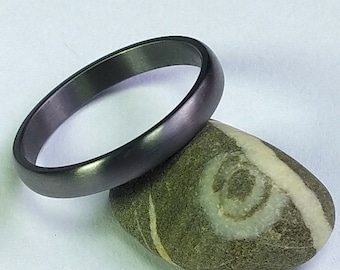 Koepelvormige Tantaalring. Trouwring. Verliebtenring.