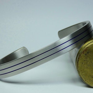 Brazalete de titanio de grado 2 solide handgemaakte con geanodiseerde groeven. Brazalete para hombre. Heren sieraden. Placa de titanio.