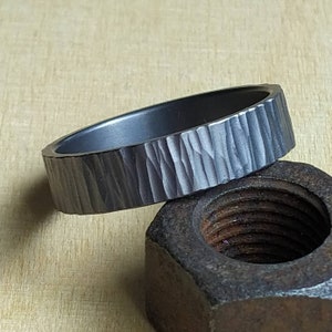 Handgehamerde pure tantaalring.