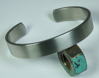 Sturdy grade 2 titanium bracelet.