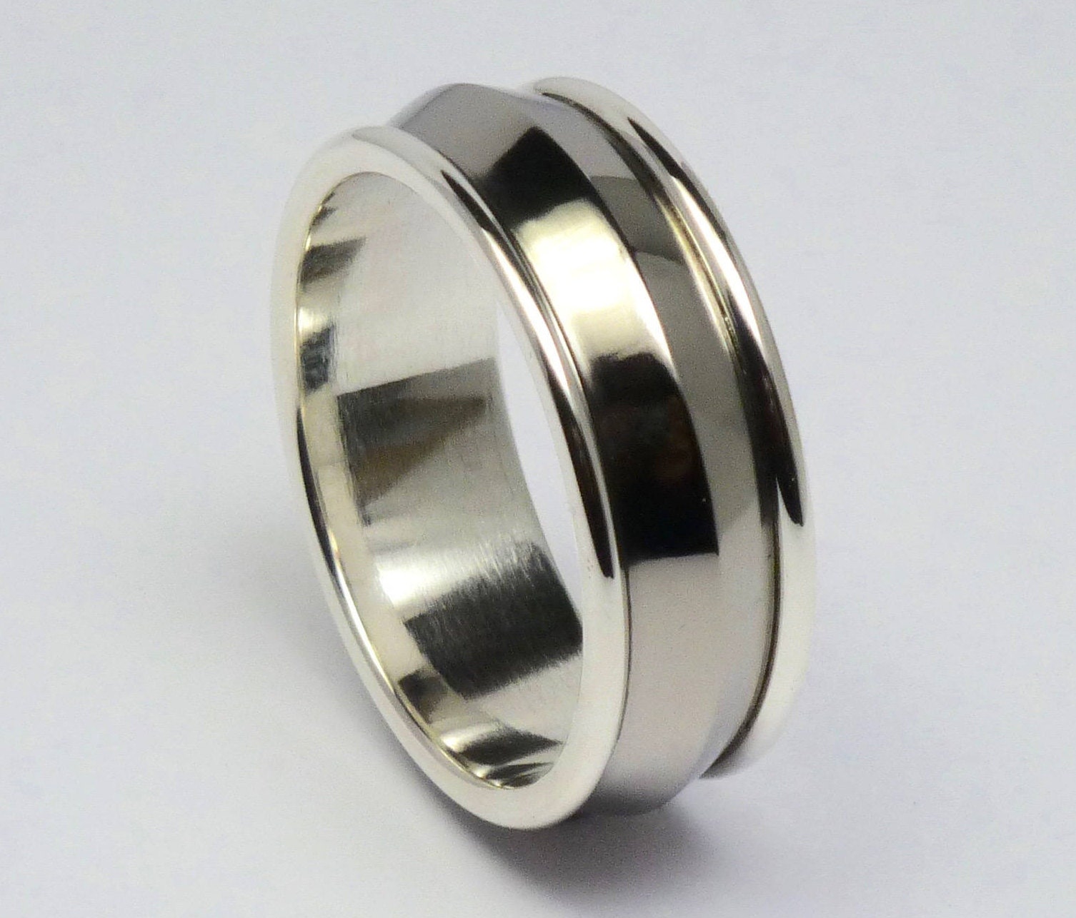 Silber, Titan Herrenring Größe 20,75 mm. Polierter Titan/Silber 925 handgearbeiteter Herrenring. Herrenschmuck.