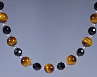Collier de perles d’eau de tigre, jet, eau douce. Perles rondes jaunes en œil de tigre, perles de jet à facettes et collier de perles perlées, fermoir magnétique.