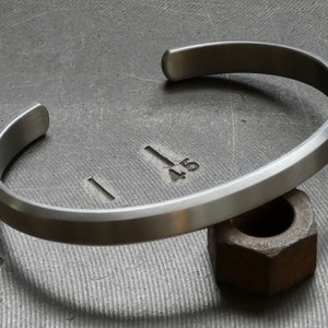 Solide graad 2 titanium satijnen geborstelde armband. Titanium-sieraden. Titanium-sieraden.