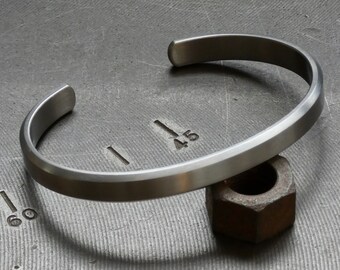 Solide graad 2 titanium satijn geborstelde armband. Titanium sieraden. Titanium sieraden.