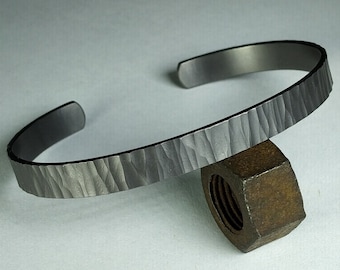 Handgehamerde reines Tantalarmband. Heren sieraden. Herrenarmband.