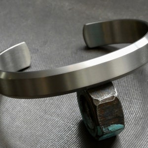 Massieve handgemaakte titanium herenarmband van klasse 2.