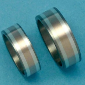 Titanium, 14 carat red gold and silver 925 pair of rings. Weddingbands, engagementrings.