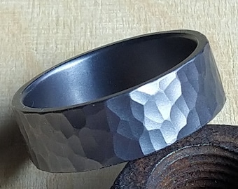 Handgehämmerter Ring aus Tantal. Herenring. Tantalband.