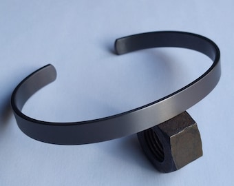 Solides en handgemaakte Armband aus reinem Tantal.