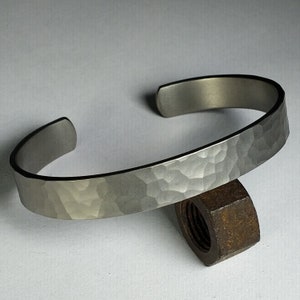 Handgehamerde titanium armband van klasse 1.