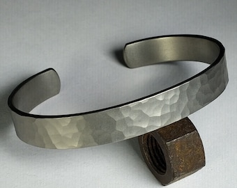 Handgehämmerte Titan Armbinde der 1.