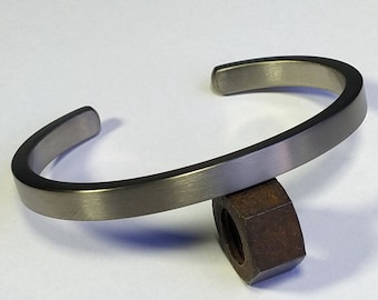 Wunderschönes 2-reihiges Titan Armband der 2. Klasse. Titanium-Sieraden.