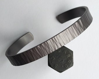 Handgehamerde pure tantaalarmband. Heren sieraden.