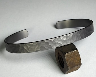 Handgehamerde Armbinde aus weinrotem Tantal. Tantaal-sieraden. Tantaal-sieraden. Herrenarmband.