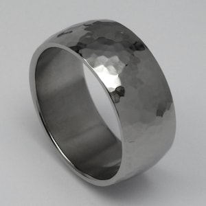 Hammered size 20 polished titanium men&#39;s ring. Wide hand hammered titanium men&#39;s ring. Titanium hand crafted jewelry for men.
