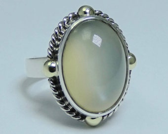 Ring aus Silber 925 und 14 Karat Gold und Mondstein.