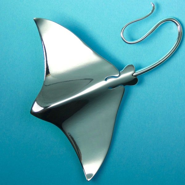 Polished 925 silver eagle ray brooch. Ray brooch. Ocean jewelry. Ray jewellery.