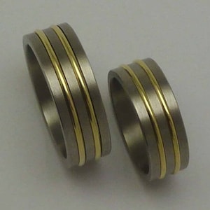 Titanium, 14 carat gold pair of rings, weddingrings, engagementrings.