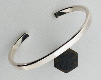 Robustes Silberarmband ersten Grades.