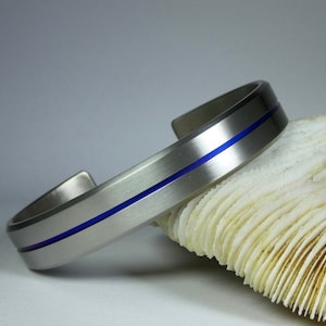 Massives 12 mm breites Titan Armband mit blau eloxierter Rille. Titan Schmuck. Herren Armband. Herren Schmuck. Armreif.