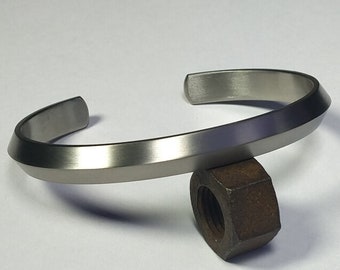 Wunderschönes 2-reihiges Titan Armband der 2. Klasse. Titanium-Sieraden.