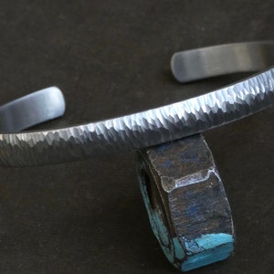 Pulsera de titanio grado 2, con acabado satinado, martillada a mano y abovedada. Pulsera para hombre. Joyería de titanio.