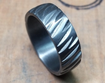 Ring aus reinem Tantal.