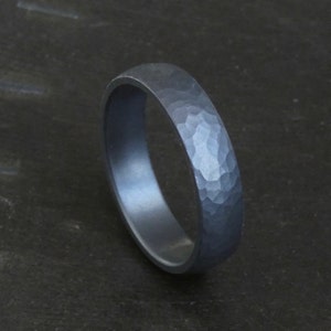 Stevige koepelvormige en handgehamerde puro tantaalring. Herering. Tantaal sieraden.