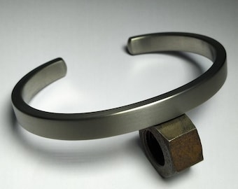 Stevige en stevige titanium armband. Graad 2 titanium armband.